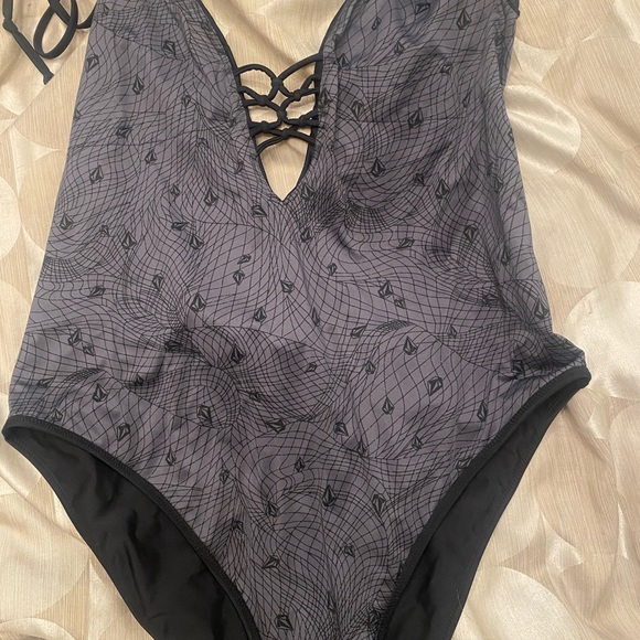 New volcom one piece black / reversible swim suit - Picture 5 of 6